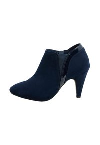 Botas de tobillo de ante en azul marino con punta afilada, paneles laterales brillantes y un tacón de altura media. Textura suave con una silueta elegante.