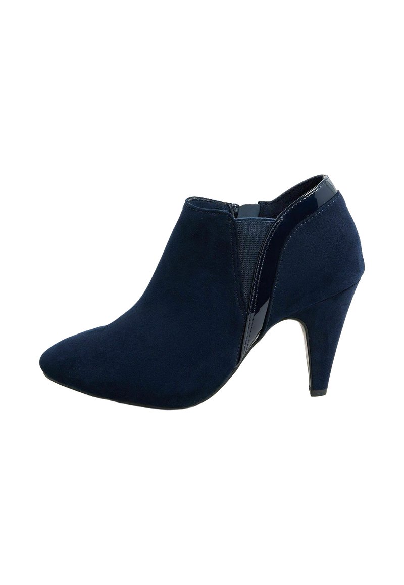 Botas de tobillo de ante en azul marino con punta afilada, paneles laterales brillantes y un tacón de altura media. Textura suave con una silueta elegante.