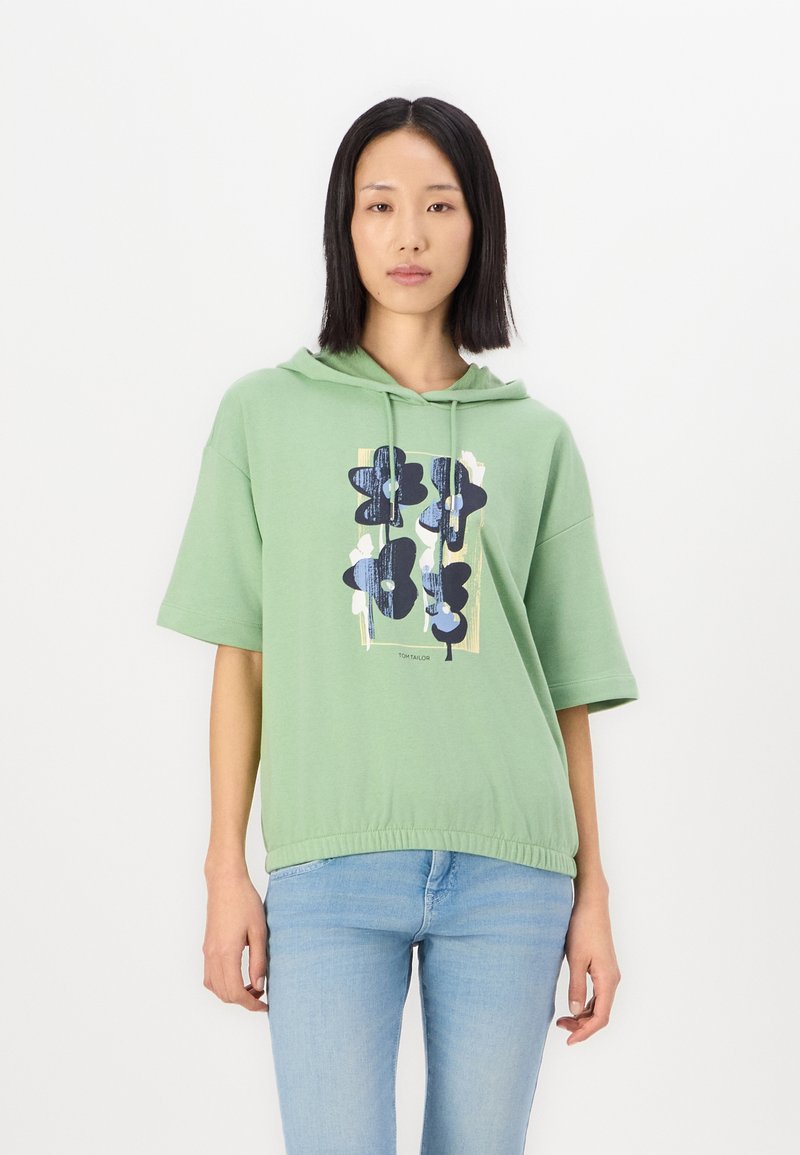 Groene pullover hoodie met een trekkoord, voorzien van een bloemgrafiek in donkerblauw en lichtblauw, en een gathered zoom. Gemaakt van een katoenmix.