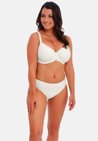 Witte bikini set met een gestructureerd, geribbeld ontwerp, een top met beugels en hoge taille broekjes. Subtiele hardwaredetails in het midden.