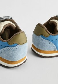 Blauwe en lichtblauwe suède en leren sneakers met bruine accenten, een textielvoering en een bruine en oranje rubberen zool.