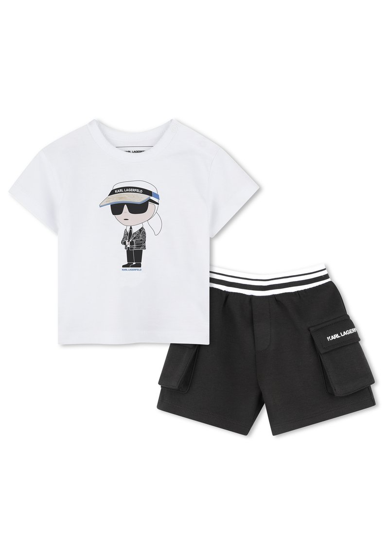 Witte katoenen t-shirt met grafisch ontwerp van een personage dat een zonnebril en een vizier draagt, gecombineerd met zwarte shorts met cargozakken en een gestreepte tailleband.