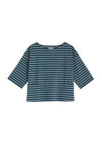 Kék és szürke vízszintes csíkozású, hosszú ujjú felső, kerek nyakkivágással és első zsebekkel, fehér háttéren lefektetve.