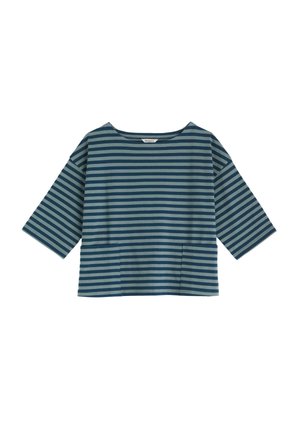 Blauw en grijs horizontaal gestreept langemouwen top met een ronde hals en voorzakken, plat gelegd op een witte achtergrond.