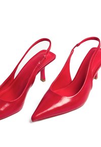 Punaiset nahkaiset slingback-korkokengät, joissa on terävät varpaat, matalat korot ja sileä pinta. Ominaisuuksiin kuuluu ohut nilkkahihna ja metalliset korokkeet.