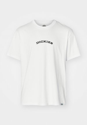 Fehér, rövid ujjú pamut póló, melyen egy fekete ívelt "DICKIES" logó található a mellkasán, kerek nyakkivágású és laza szabású.