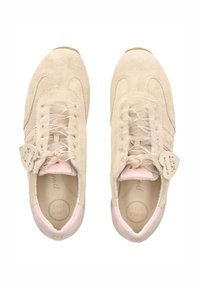 Beżowe zamszowe sneakersy z zaokrąglonym noskiem, miękkimi sznurowadłami z tkaniny, różowymi akcentami na pięcie i logo na wkładce. Zwężany fason.