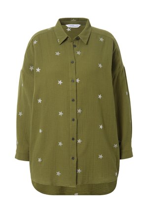 Camisa verde oliva de botones, hecha de tela texturada, con estrellas plateadas bordadas y un corte relajado con dobladillo curvado.