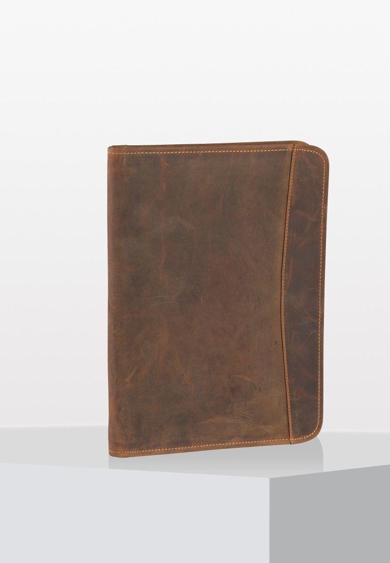 Porte-documents en cuir marron avec une texture lisse, des bords cousus et un rabat. Présente un design minimaliste et une variation de couleurs chaudes.