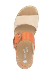 Sandales avec des brides beige et orange, un détail de boucle ronde, un coussin de pied doux et une semelle texturée. Présente un bord de type tissé.