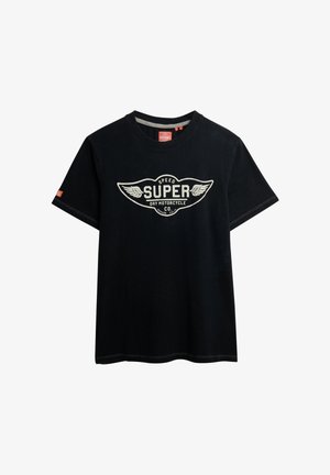 Zwarte katoenen t-shirt met een grote witte afbeelding met vleugels en het woord "SUPER" in het midden. Ronde halslijn en korte mouwen.