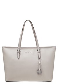 Sac fourre-tout Michael Kors gris en simili cuir lisse, avec des poignées doubles, un logo métallique et un charm circulaire attaché, arborant un design minimaliste.
