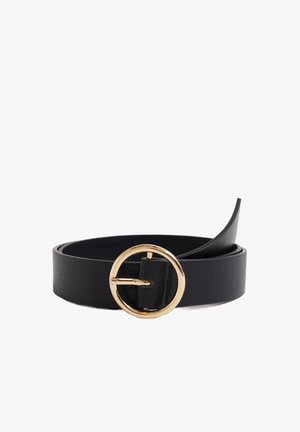 Ceinture en cuir noir enroulée avec une boucle ronde en métal doré sur fond blanc.
