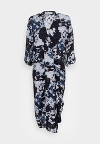 Lång klänning med v-ringning och 3/4-ärmar i ett blått och svart batikmönster. Tillverkad av lätt tyg med en rynkad del vid midjan.