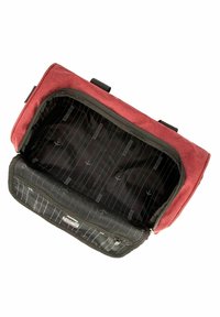 Borsa di stoffa rossa con zip nera, dotata di un ampio interno con rivestimento a righe e una tasca in rete per l'organizzazione.