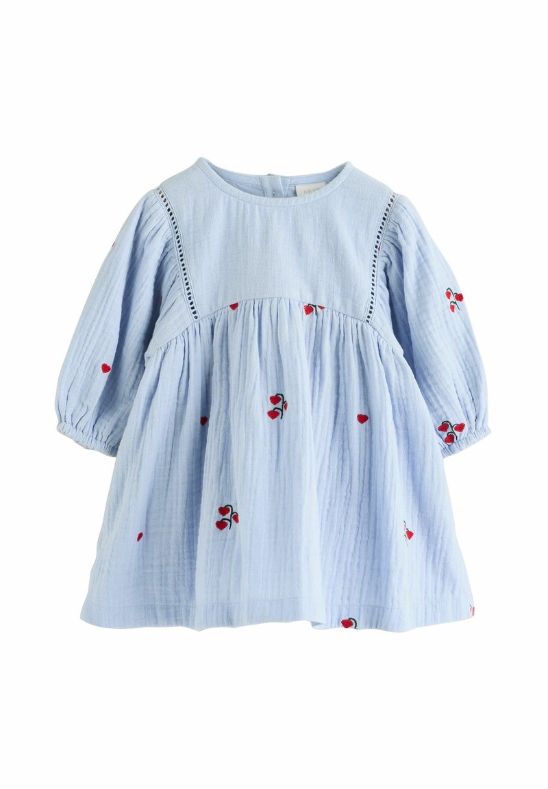 Helles blaues Baumwollkleid mit langen Ärmeln, rundem Ausschnitt, gerafftem Rock und roter Blumenstickerei. Verfügt über dekorative Stiche auf dem Oberteil.