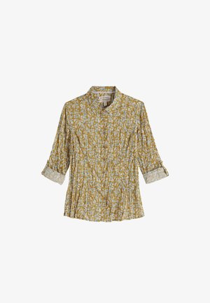 Mosterdgele blouse met wit en lichtblauw bloemenprint, 3/4 korte mouwen, geplooide voorkant en een knoopsluiting bij de kraag.