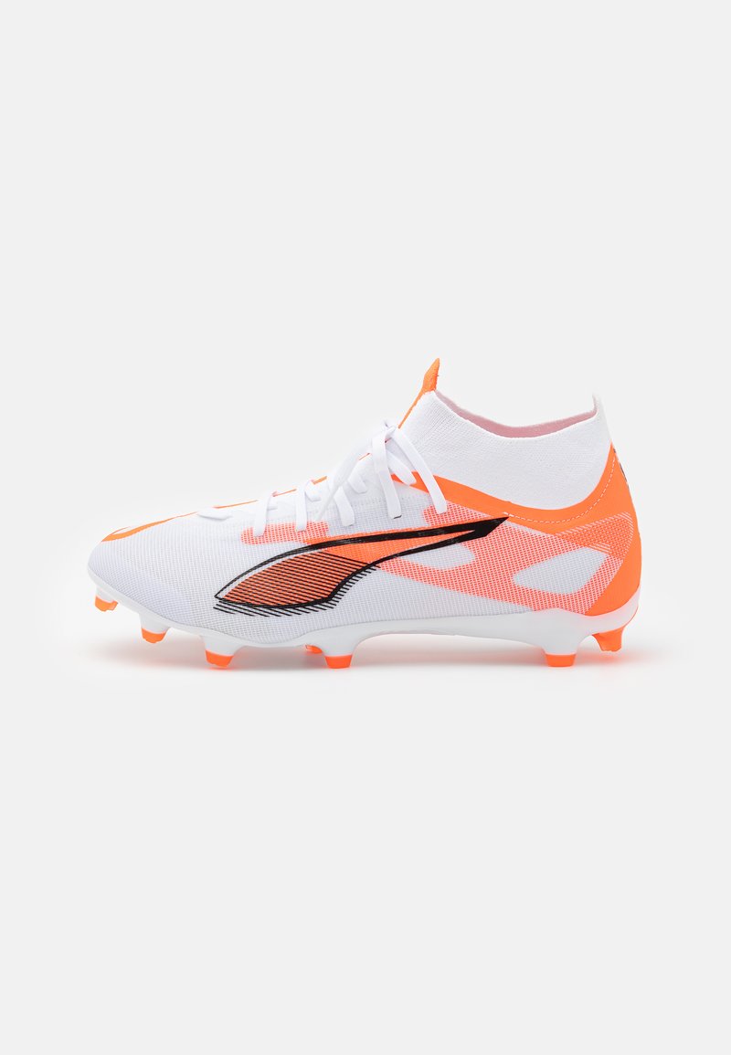 Weißer Fußballschuh mit orangefarbenen Akzenten, strukturiertem Mesh-Obermaterial, kontrastierendem schwarzen Logo und orangefarbenen Stollen; höhere Schnittform für Knöchelstütze.
