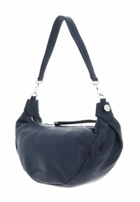Sac à épaule en cuir bleu marine avec une forme arrondie, surface texturée, quincaillerie argentée et une seule sangle ajustable. Détail de fermeture éclair sur le côté.