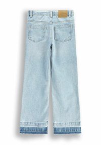 Jasnoniebieskie dżinsy o szerokim kroju, z surowym wykończeniem dołu, dwoma tylnymi kieszeniami oraz brązową skórzaną metką na pasku.