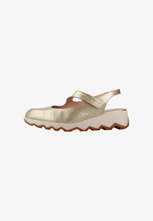 Zapato de mujer tipo slingback de cuero dorado texturizado con una correa de velcro y suela gruesa blanca en zigzag.