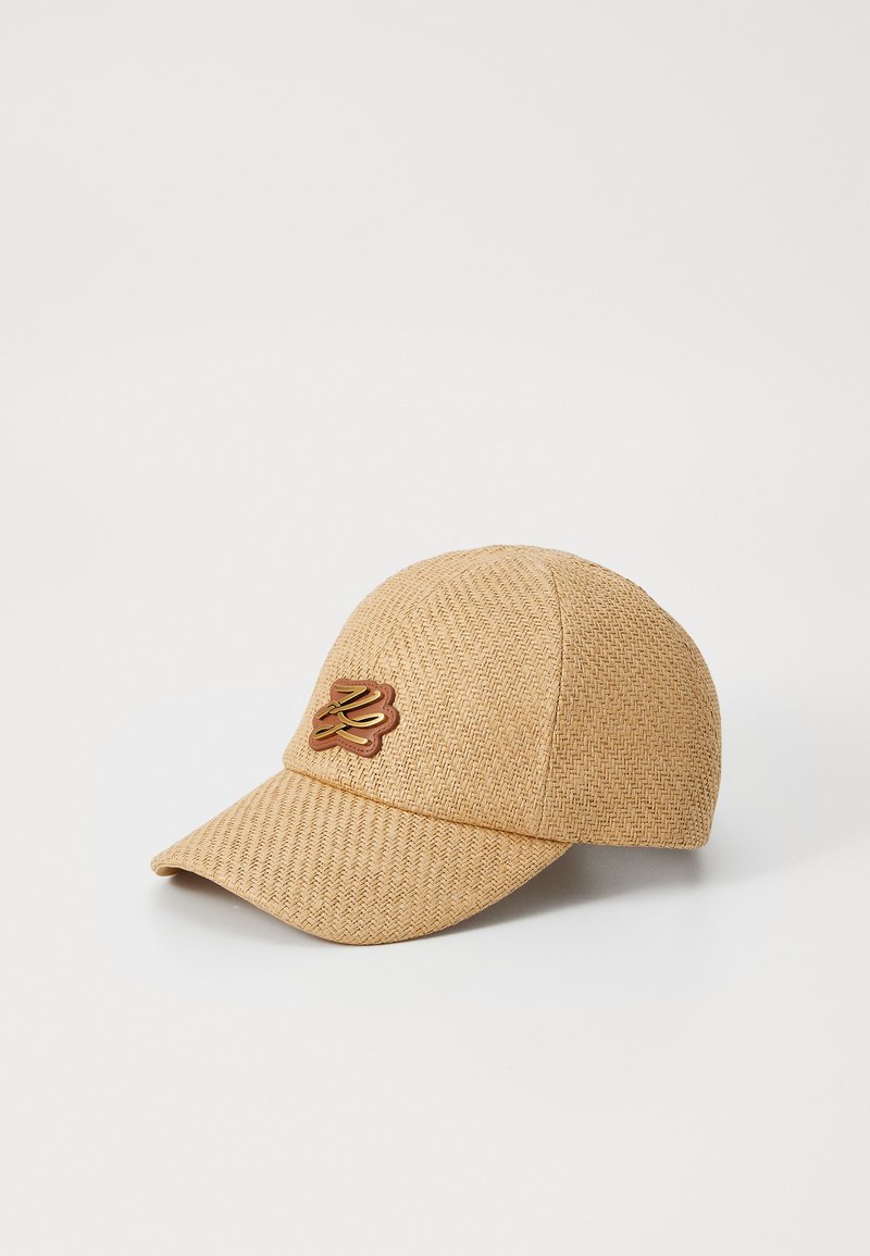 Cappello da baseball intrecciato in tonalità sabbia con una finituraTexture, caratterizzato da un accento logo marrone sulla parte anteriore. Visiera curva e design strutturato.