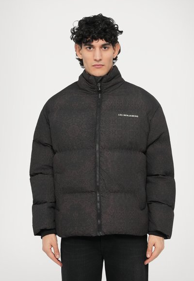 Schwarze Steppjacke mit subtiler gemusterter Textur, hohem Kragen und Frontreißverschluss. Mit "LES BENJAMINS" Logo auf der Brust.