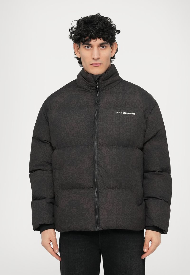 Sort pufferjakke med et subtilt mønstret tekstur, høj krave og lynlås foran. Har "LES BENJAMINS" logo på brystet.
