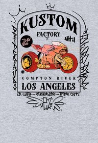 Šedé tričko s grafikou stylizovaného motocyklu v růžové a oranžové barvě, orámované černým textem a graffiti prvky.
