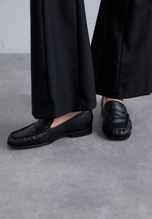 CARLSON LOAFER - Loaferit/pistokkaat - black