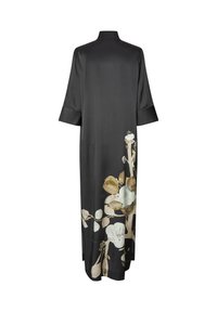 Sort satin lang kjole med trekvartærmer og stort hvidt og beige blomstermønster langs den nederste side og ryggen.