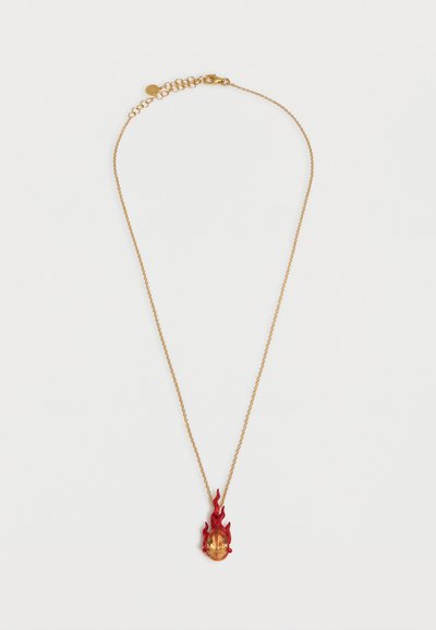 Λεπτή χρυσή αλυσίδα με πορτοκαλί πολύτιμο λίθο σε μαργαριταρένιο κρεμαστό, περιβαλλόμενο από κόκκινο σχέδιο σε σχήμα φλόγας σε λευκό φόντο.