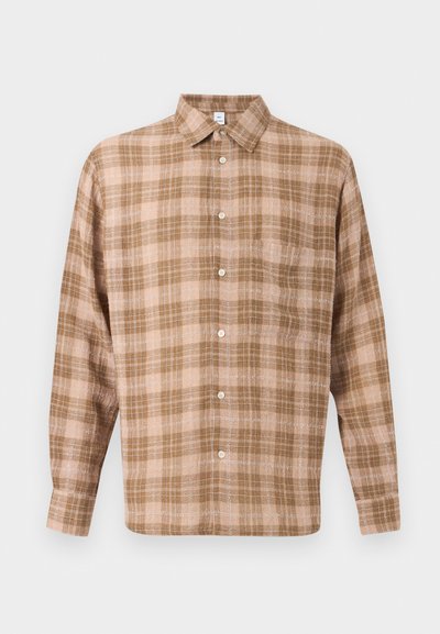 Πουκάμισο με μακριά μανίκια και κουμπιά, με  καρό σχέδιο σε καφέ και μπεζ αποχρώσεις, με μυτερό γιακά και τσέπη στο μπροστινό μέρος, σε απλό φόντο.