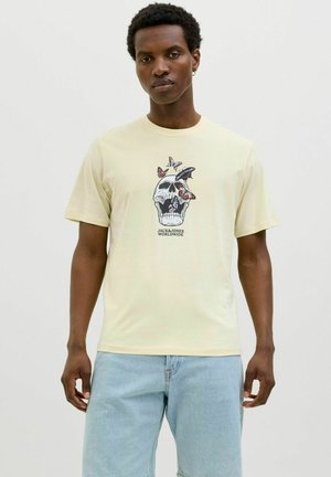 Geel katoenen T-shirt met een schedelafbeelding vergezeld van vlinders en de tekst "JACK & JONES WORLDWIDE", korte mouwen en een ronde hals.