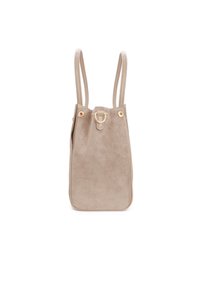 Borsa tote in suede beige con due manici sottili, bordi arrotondati e un dettaglio ad anello dorato alla chiusura. Texture liscia e design minimalista.