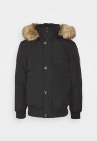 Schwarze Jacke mit einer mit Fell gefütterten Kapuze, die über einen Reißverschluss und einen Knopf geschlossen wird, zwei Fronttaschen sowie gerippten Bündchen und Saum verfügt.