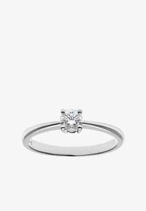 Anillo de banda de plata con una piedra central de diamante brillante cortado redondo y claro, asegurado por seis garras con un acabado suave y pulido.