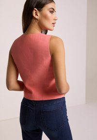 Next REGULAR FIT - Vest - coral pink