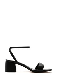 Sandal en cuir noir avec une large sangle au niveau des orteils, une sangle de cheville au design épuré et un talon bloc pour plus de stabilité.