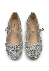 Bailarinas plateadas con tira tipo Mary Jane, adornadas con brillantes rhinestones, punta redondeada y forro interior suave.