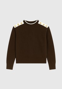 Pull en maille marron avec un ourlet côtelé, un col arrondi et des accents crème aux épaules ornés de boutons dorés. Le tissu présente une surface texturée.