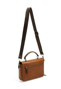 Bolso de cuero marrón texturizado con correa de hombro desmontable, asa superior y bolsillo con cremallera en la parte frontal. Forma rectangular con detalles de hardware sutiles.
