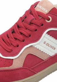 Crvene suede tenisice s teksturiranim akcentima u svijetlo ružičastoj i bijeloj boji, sa pletenim vezicama, gumenom potplatom i detaljem logotipa na jeziku.