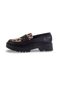Mocassins en cuir noir avec un panneau frontal en imprimé léopard, dotés d'une semelle épaisse et striée et de deux bandes décoratives sur le devant.