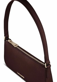 Borsa a mano in pelle marrone scuro con zip dorata e manico corto, caratterizzata da una superficie texture e piccole lettere dorate del marchio.