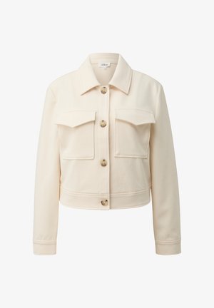 Kremowa, skrócona kurtka z długimi rękawami, dwoma przednimi kieszeniami z klapkami, kołnierzem oraz czterema marmurkowymi guzikami z przodu.