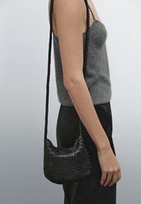 Massimo Dutti Axelremsväska - black