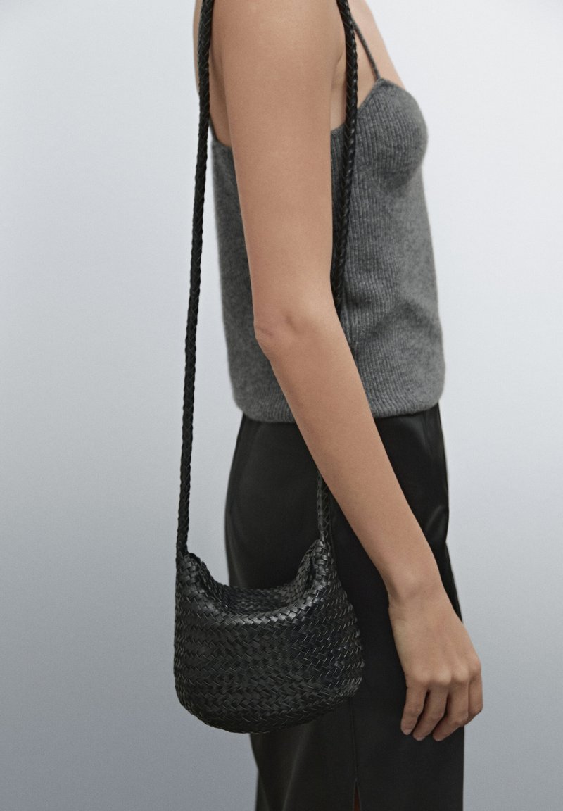 Massimo Dutti Axelremsväska - black