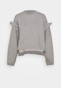 Sudadera gris de manga larga con cortes en los hombros y adornos de botones de perla, que presenta un dobladillo ligeramente en capas.