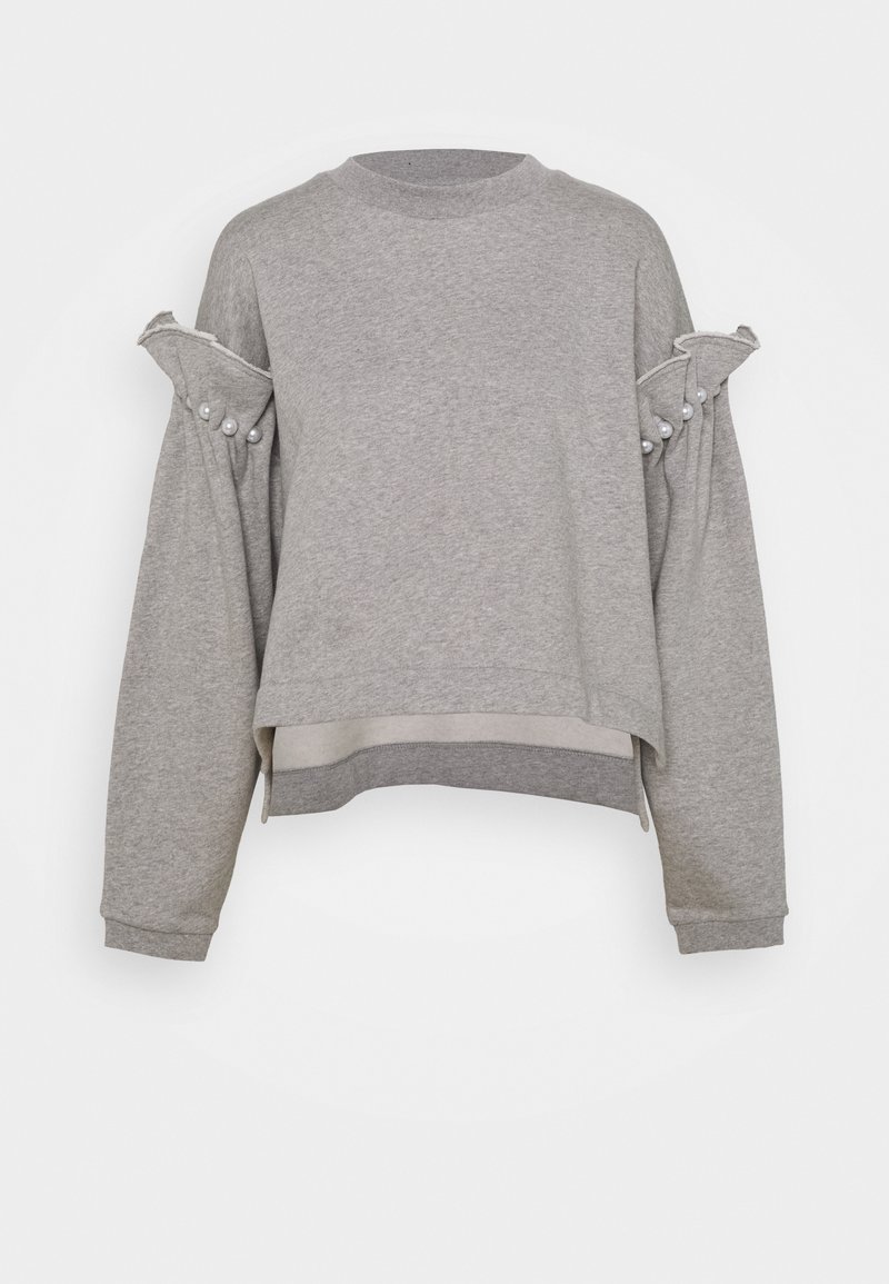 Sudadera gris de manga larga con cortes en los hombros y adornos de botones de perla, que presenta un dobladillo ligeramente en capas.